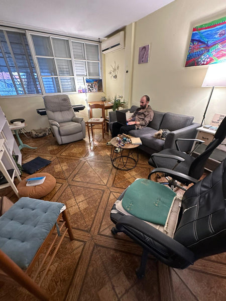 מפגש אינטואציה בסלון.